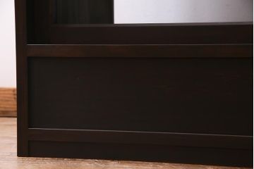 両面使いの重ね戸棚を新規製作!当店商品を参考にデザイン。両面引き戸仕様。建具はクリアガラスを組み入れ。赤味がかった濃い茶色で着色し仕上げ。(収納棚、食器棚、キャビネット)