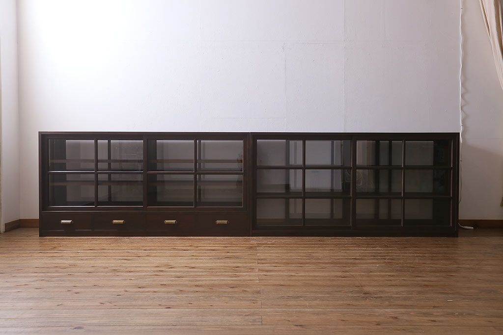 両面使いの重ね戸棚を新規製作!当店商品を参考にデザイン。両面引き戸仕様。建具はクリアガラスを組み入れ。赤味がかった濃い茶色で着色し仕上げ。(収納棚、食器棚、キャビネット)
