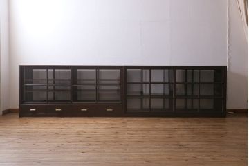 両面使いの重ね戸棚を新規製作!当店商品を参考にデザイン。両面引き戸仕様。建具はクリアガラスを組み入れ。赤味がかった濃い茶色で着色し仕上げ。(収納棚、食器棚、キャビネット)