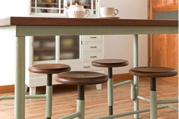 格納スツール4脚付きテーブルを新規製作!当店商品を参考にデザイン。ホワイトオーク材の天板を取り付け。淡い青緑でペイント仕上げ。(ダイニングテーブル、作業台、椅子)