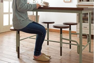 格納スツール4脚付きテーブルを新規製作!当店商品を参考にデザイン。ホワイトオーク材の天板を取り付け。淡い青緑でペイント仕上げ。(ダイニングテーブル、作業台、椅子)