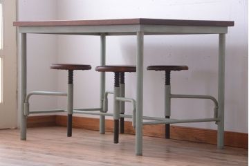 格納スツール4脚付きテーブルを新規製作!当店商品を参考にデザイン。ホワイトオーク材の天板を取り付け。淡い青緑でペイント仕上げ。(ダイニングテーブル、作業台、椅子)
