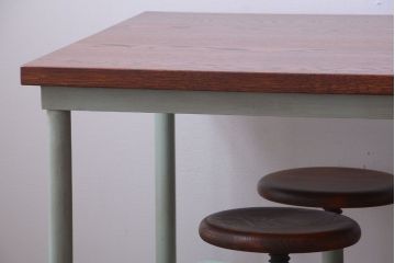 格納スツール4脚付きテーブルを新規製作!当店商品を参考にデザイン。ホワイトオーク材の天板を取り付け。淡い青緑でペイント仕上げ。(ダイニングテーブル、作業台、椅子)