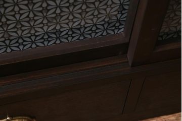 重ね戸棚を新規製作!当店商品を参考にデザイン。建具にクリアガラス、花菱模様ガラスを組み入れ。(収納棚、食器棚、キャビネット)