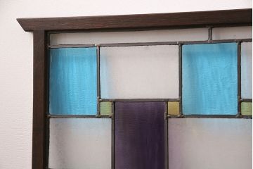 衝立を新規製作!当店商品を参考にデザインし、結霜ガラス、黄色、青、紫の色ガラスを組み入れ。濃い茶色で着色し仕上げ。(つい立て、パーテーション)
