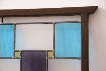 衝立を新規製作!当店商品を参考にデザインし、結霜ガラス、黄色、青、紫の色ガラスを組み入れ。濃い茶色で着色し仕上げ。(つい立て、パーテーション)