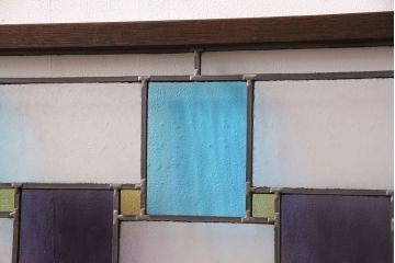衝立を新規製作!当店商品を参考にデザインし、結霜ガラス、黄色、青、紫の色ガラスを組み入れ。濃い茶色で着色し仕上げ。(つい立て、パーテーション)