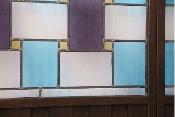 衝立を新規製作!当店商品を参考にデザインし、結霜ガラス、黄色、青、紫の色ガラスを組み入れ。濃い茶色で着色し仕上げ。(つい立て、パーテーション)
