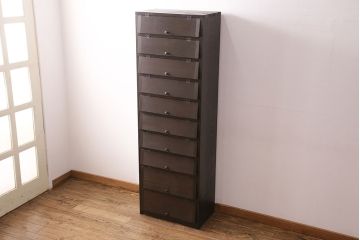 パタパタ扉の下駄箱を新規製作!本体はヒノキ無垢材、前板は古材を使用。取っ手を取り付け。濃い茶色で着色し仕上げ。(収納棚、戸棚、ロッカー)