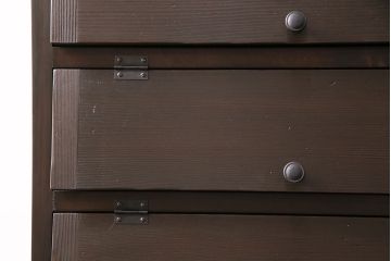 パタパタ扉の下駄箱を新規製作!本体はヒノキ無垢材、前板は古材を使用。取っ手を取り付け。濃い茶色で着色し仕上げ。(収納棚、戸棚、ロッカー)