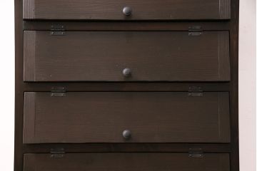 パタパタ扉の下駄箱を新規製作!本体はヒノキ無垢材、前板は古材を使用。取っ手を取り付け。濃い茶色で着色し仕上げ。(収納棚、戸棚、ロッカー)
