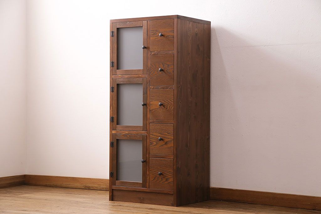 収納棚を新規製作!左側はすりガラスの開き戸収納、右側は引き出しの複合型。台輪を取り付け。(戸棚、キャビネット)