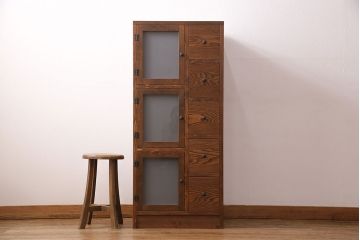 収納棚を新規製作!左側はすりガラスの開き戸収納、右側は引き出しの複合型。台輪を取り付け。(戸棚、キャビネット)