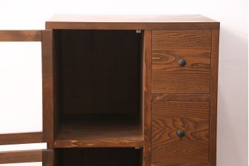 収納棚を新規製作!左側はすりガラスの開き戸収納、右側は引き出しの複合型。台輪を取り付け。(戸棚、キャビネット)