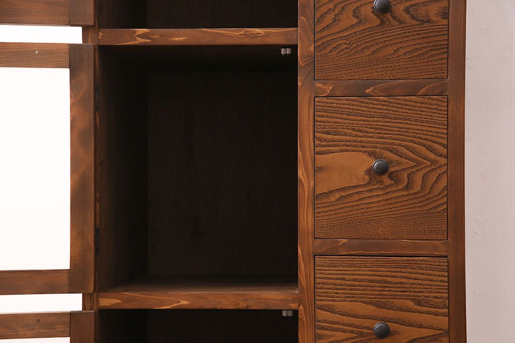 収納棚を新規製作!左側はすりガラスの開き戸収納、右側は引き出しの複合型。台輪を取り付け。(戸棚、キャビネット)