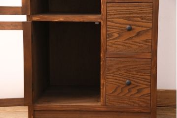 収納棚を新規製作!左側はすりガラスの開き戸収納、右側は引き出しの複合型。台輪を取り付け。(戸棚、キャビネット)