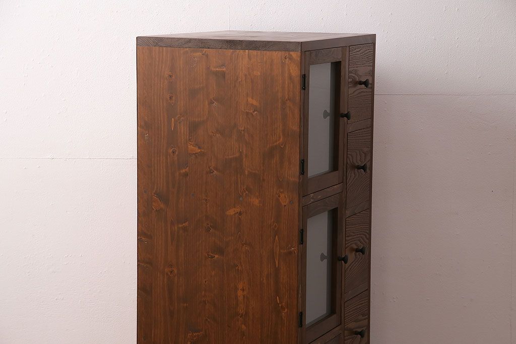 収納棚を新規製作!左側はすりガラスの開き戸収納、右側は引き出しの複合型。台輪を取り付け。(戸棚、キャビネット)