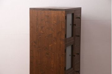 収納棚を新規製作!左側はすりガラスの開き戸収納、右側は引き出しの複合型。台輪を取り付け。(戸棚、キャビネット)