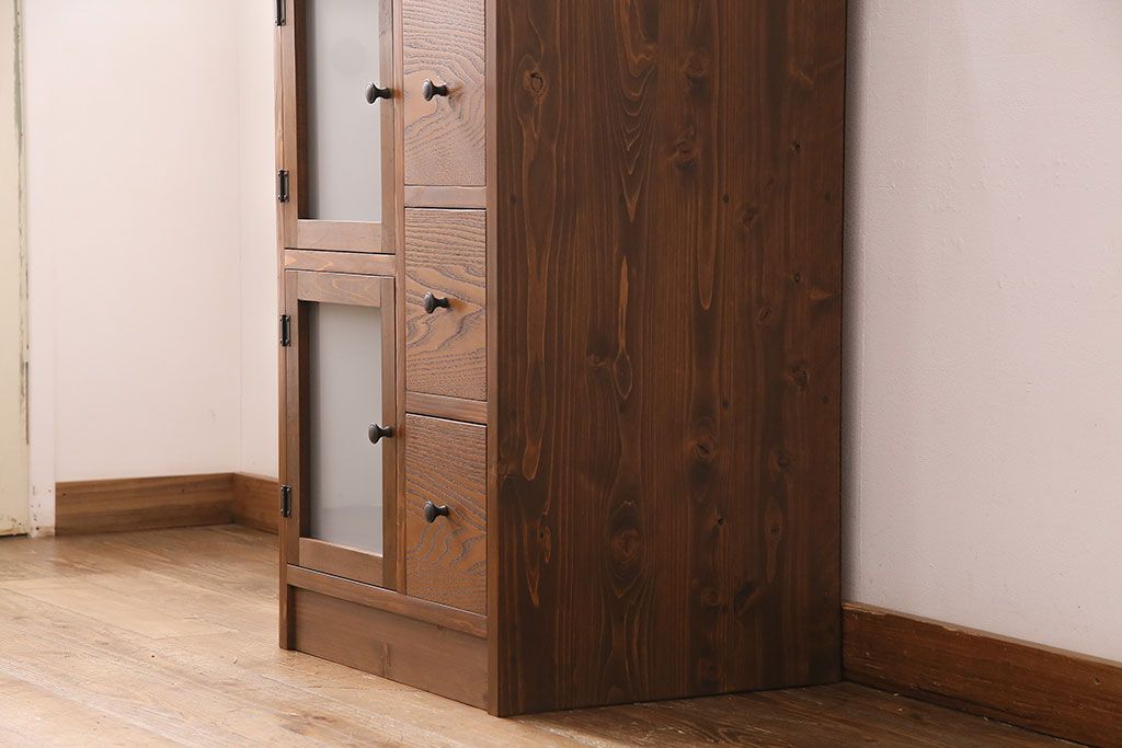 収納棚を新規製作!左側はすりガラスの開き戸収納、右側は引き出しの複合型。台輪を取り付け。(戸棚、キャビネット)