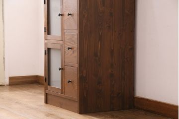 収納棚を新規製作!左側はすりガラスの開き戸収納、右側は引き出しの複合型。台輪を取り付け。(戸棚、キャビネット)