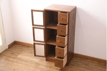 収納棚を新規製作!左側はすりガラスの開き戸収納、右側は引き出しの複合型。台輪を取り付け。(戸棚、キャビネット)