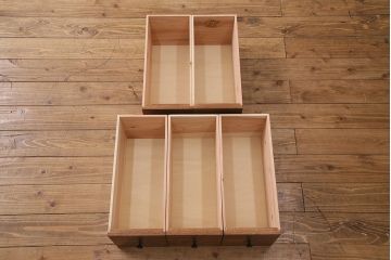 収納棚を新規製作!左側はすりガラスの開き戸収納、右側は引き出しの複合型。台輪を取り付け。(戸棚、キャビネット)