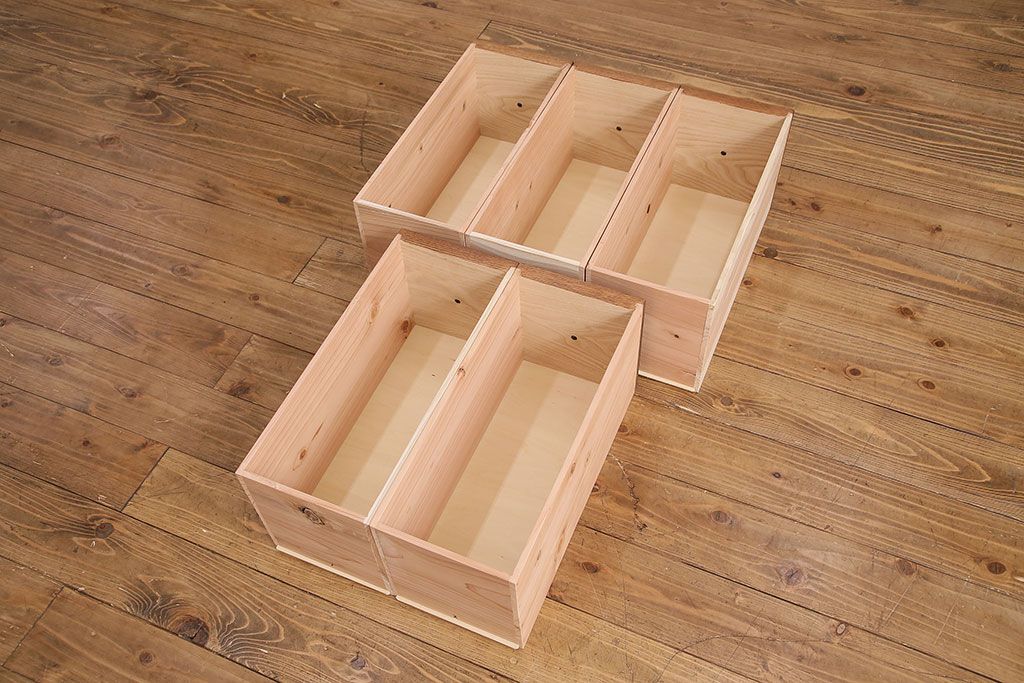 収納棚を新規製作!左側はすりガラスの開き戸収納、右側は引き出しの複合型。台輪を取り付け。(戸棚、キャビネット)