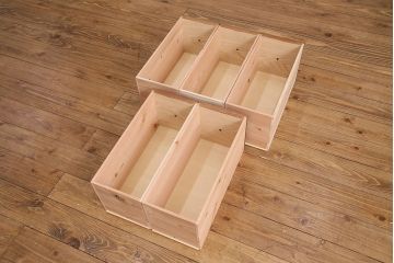 収納棚を新規製作!左側はすりガラスの開き戸収納、右側は引き出しの複合型。台輪を取り付け。(戸棚、キャビネット)