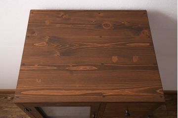 収納棚を新規製作!左側はすりガラスの開き戸収納、右側は引き出しの複合型。台輪を取り付け。(戸棚、キャビネット)