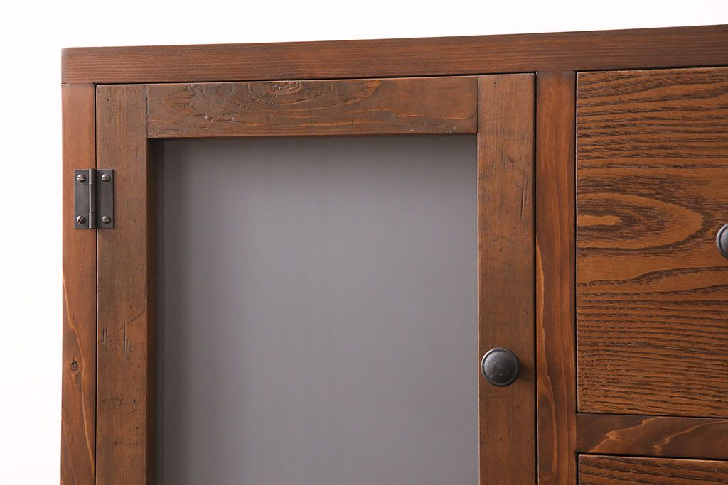 収納棚を新規製作!左側はすりガラスの開き戸収納、右側は引き出しの複合型。台輪を取り付け。(戸棚、キャビネット)