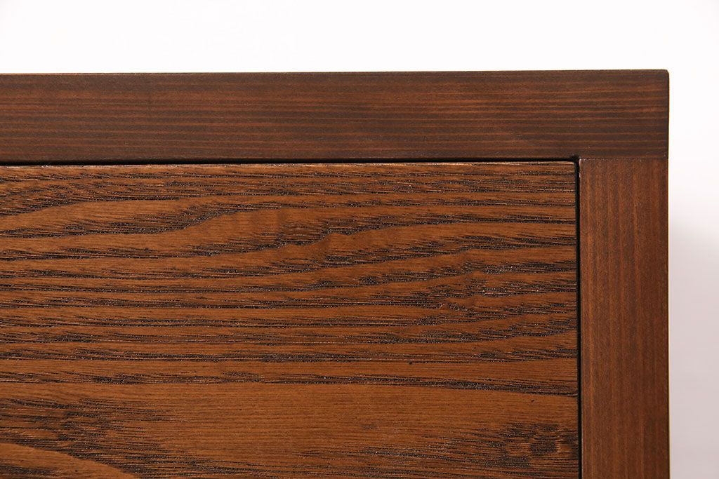 収納棚を新規製作!左側はすりガラスの開き戸収納、右側は引き出しの複合型。台輪を取り付け。(戸棚、キャビネット)