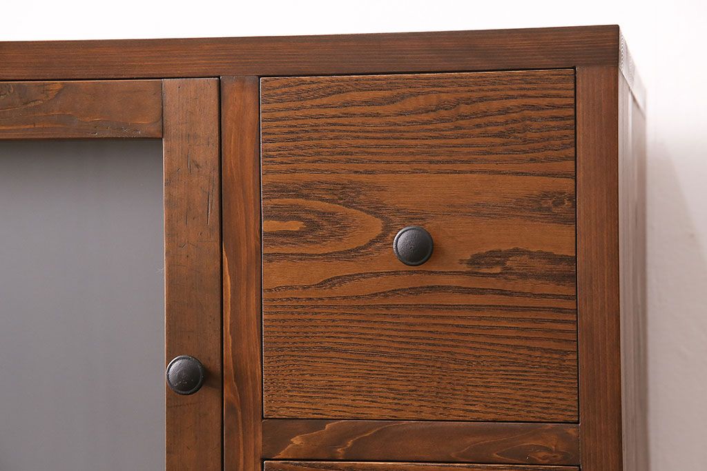 収納棚を新規製作!左側はすりガラスの開き戸収納、右側は引き出しの複合型。台輪を取り付け。(戸棚、キャビネット)