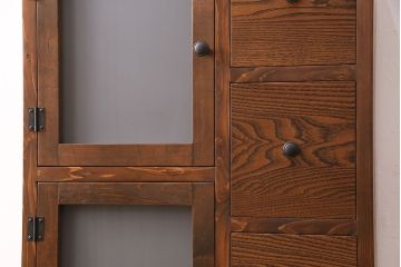 収納棚を新規製作!左側はすりガラスの開き戸収納、右側は引き出しの複合型。台輪を取り付け。(戸棚、キャビネット)