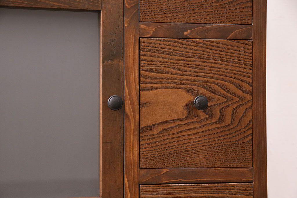 収納棚を新規製作!左側はすりガラスの開き戸収納、右側は引き出しの複合型。台輪を取り付け。(戸棚、キャビネット)