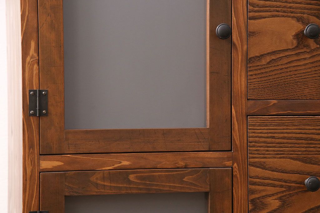 収納棚を新規製作!左側はすりガラスの開き戸収納、右側は引き出しの複合型。台輪を取り付け。(戸棚、キャビネット)