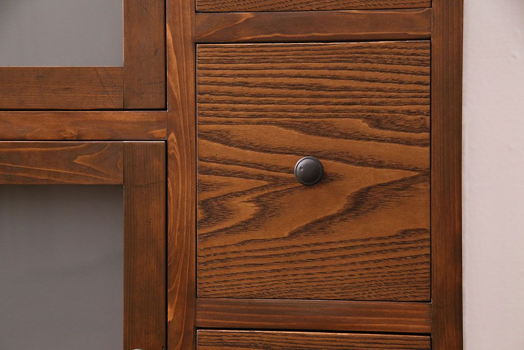 収納棚を新規製作!左側はすりガラスの開き戸収納、右側は引き出しの複合型。台輪を取り付け。(戸棚、キャビネット)