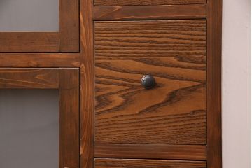 収納棚を新規製作!左側はすりガラスの開き戸収納、右側は引き出しの複合型。台輪を取り付け。(戸棚、キャビネット)