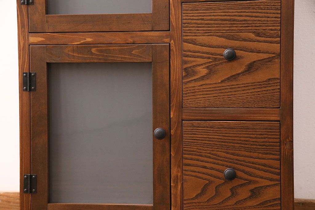 収納棚を新規製作!左側はすりガラスの開き戸収納、右側は引き出しの複合型。台輪を取り付け。(戸棚、キャビネット)