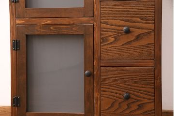 収納棚を新規製作!左側はすりガラスの開き戸収納、右側は引き出しの複合型。台輪を取り付け。(戸棚、キャビネット)