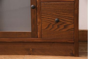 収納棚を新規製作!左側はすりガラスの開き戸収納、右側は引き出しの複合型。台輪を取り付け。(戸棚、キャビネット)