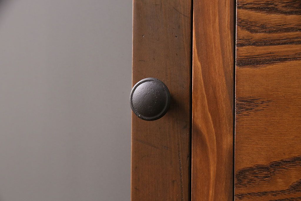 収納棚を新規製作!左側はすりガラスの開き戸収納、右側は引き出しの複合型。台輪を取り付け。(戸棚、キャビネット)