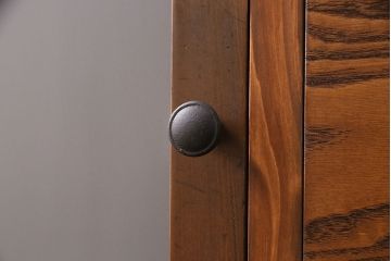 収納棚を新規製作!左側はすりガラスの開き戸収納、右側は引き出しの複合型。台輪を取り付け。(戸棚、キャビネット)