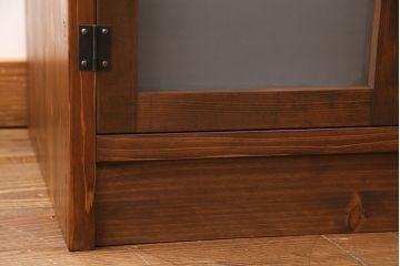 収納棚を新規製作!左側はすりガラスの開き戸収納、右側は引き出しの複合型。台輪を取り付け。(戸棚、キャビネット)