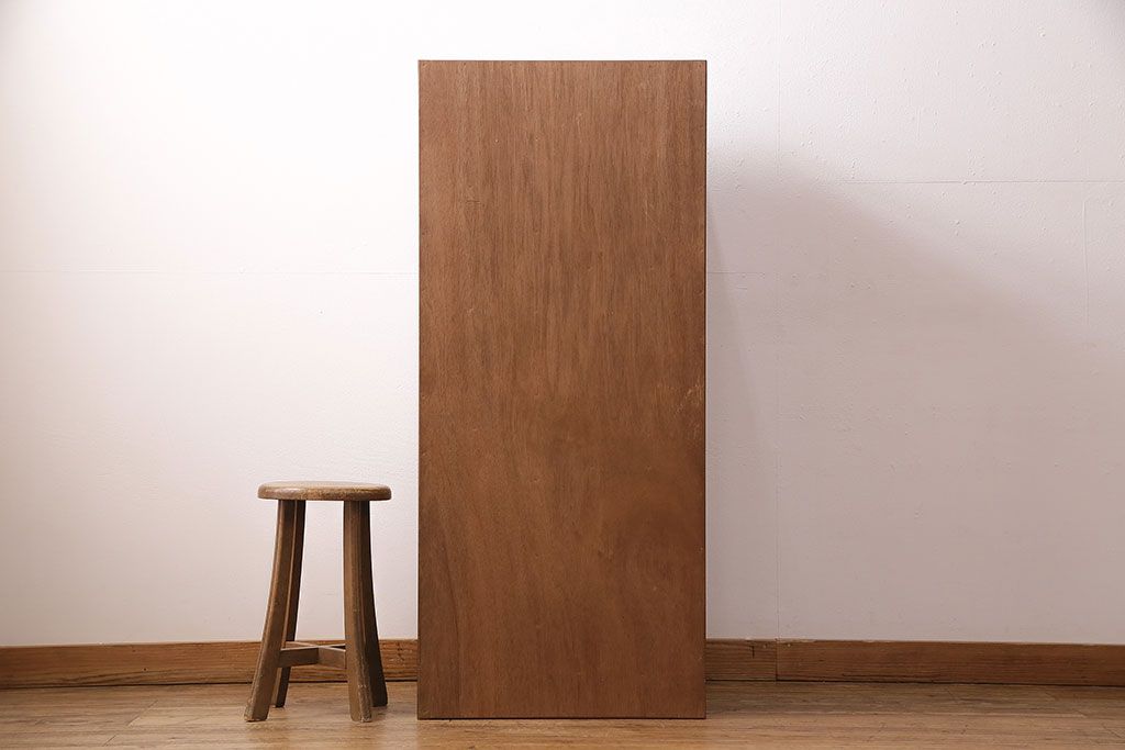 収納棚を新規製作!左側はすりガラスの開き戸収納、右側は引き出しの複合型。台輪を取り付け。(戸棚、キャビネット)