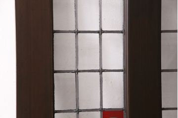 ステンドグラス入りのドアを新規製作!オリジナルデザインのステンドグラスを組み入れ。ドアノブを取り付け。木枠を新たに製作。濃い茶色で着色し仕上げ。(建具)