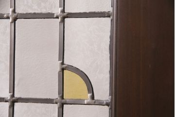 ステンドグラス入りのドアを新規製作!オリジナルデザインのステンドグラスを組み入れ。ドアノブを取り付け。木枠を新たに製作。濃い茶色で着色し仕上げ。(建具)