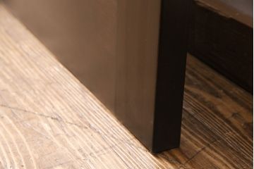 ステンドグラス入りのドアを新規製作!オリジナルデザインのステンドグラスを組み入れ。ドアノブを取り付け。木枠を新たに製作。濃い茶色で着色し仕上げ。(建具)