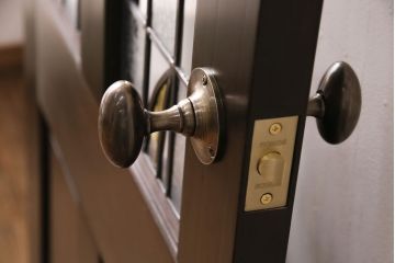 ステンドグラス入りのドアを新規製作!オリジナルデザインのステンドグラスを組み入れ。ドアノブを取り付け。木枠を新たに製作。濃い茶色で着色し仕上げ。(建具)