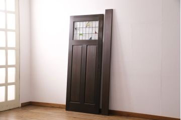 ステンドグラス入りの引き戸を新規製作!オリジナルデザインのステンドグラスを組み入れ。引き手を取り付け。木枠を新たに製作。濃い茶色で着色し仕上げ。(建具)
