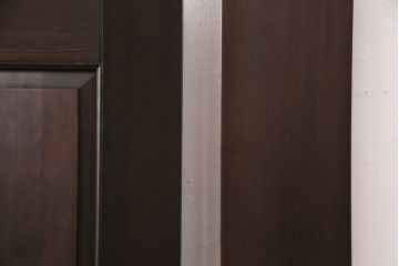 ステンドグラス入りの引き戸を新規製作!オリジナルデザインのステンドグラスを組み入れ。引き手を取り付け。木枠を新たに製作。濃い茶色で着色し仕上げ。(建具)